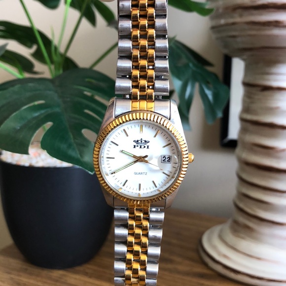 REDUCED! Vintage Gold/Silver Quartz Watch - Picture 3 of 10